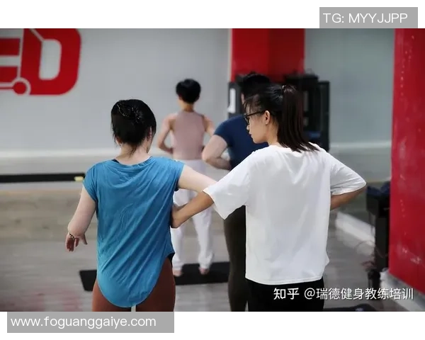 穆西亚拉与康复教练交流后情绪低落双手掩面疑似康复进展不顺利